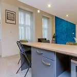 Colorful Cityscape Retreat By Nw Apartament