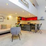 Colorful Cityscape Retreat By Nw Budapeszt